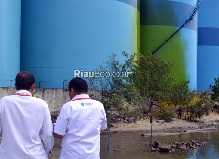 Dengan Menggunakan Sapu Pel, Buruh PT Naga Mas Membersihkan CPO di PT Pelindo Dumai