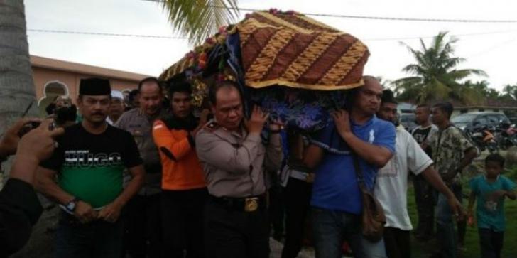 Kapolda Riau Ikut Memikul Jenazah Almarhum Isrusli Menuju Pemakaman