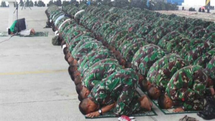 Sebelum 'Bertempur' Lawan Api, Ribuan Personel TNI Salat Minta Hujan