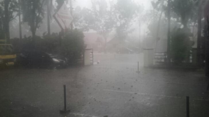 Warga Pekanbaru Riang Sambut Hujan Deras Pengusir Asap