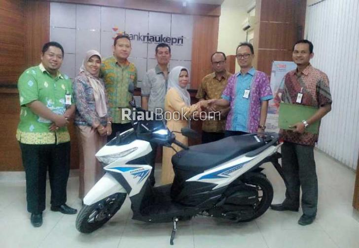 Nabung di BRK, Zuraida Dapat Sepeda Motor Vario Techno 125 CBS