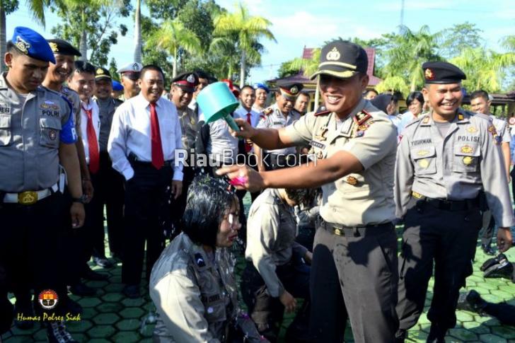 Bintara Remaja dan Polwan Disambut dengan Tradisi Siraman Kembang di Siak