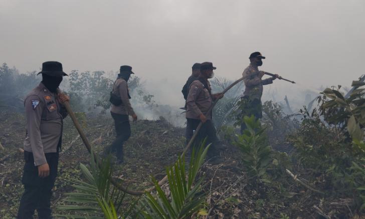 Kapolres Pelalawan dan Kapolsek Teluk Meranti Turun Langsung Memadamkan Api di Pangkalan Terap