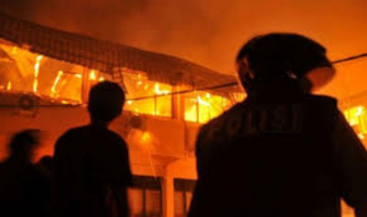 Suasana Mencekam, Polsek Sugapa Dibakar Sekelompok Massa