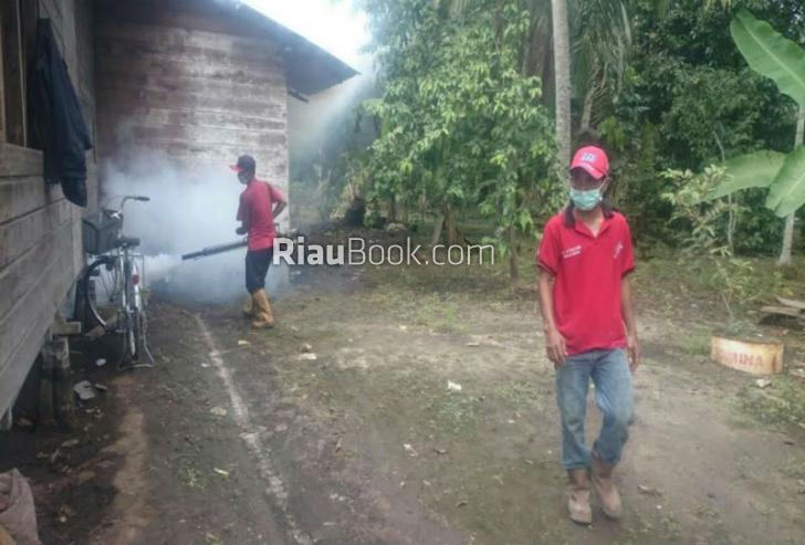 Cegah Penyebaran Penyakit DBD, Masyarakat Desa Bandar Sungai Fogging Massal