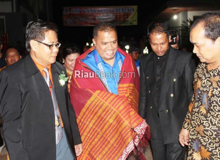 Hadiri Perayaan Natal Oikumene 2016, Bupati Yopi Dikenakan Ulos