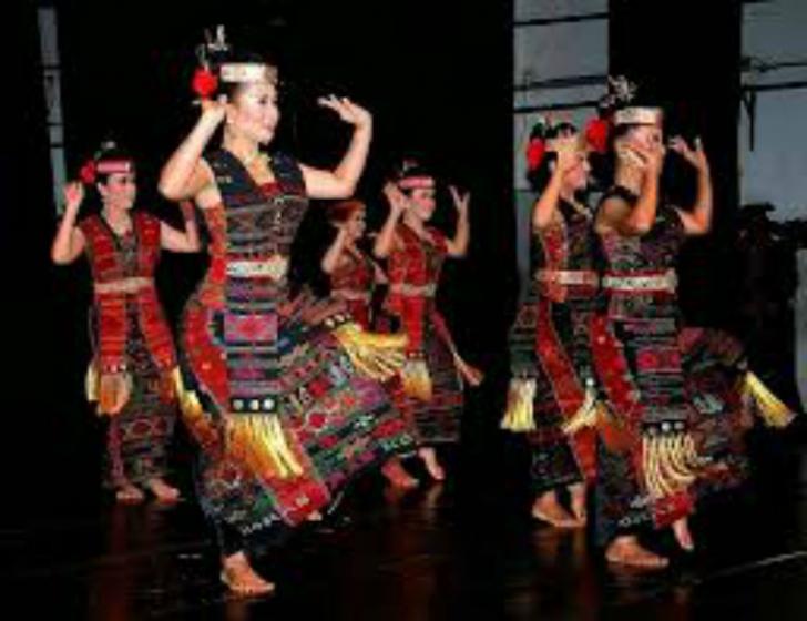 Hadiri Perayaan Natal Oikumene di Bagansiapiapi, Sekda Disuguhkan Tarian Tor Tor