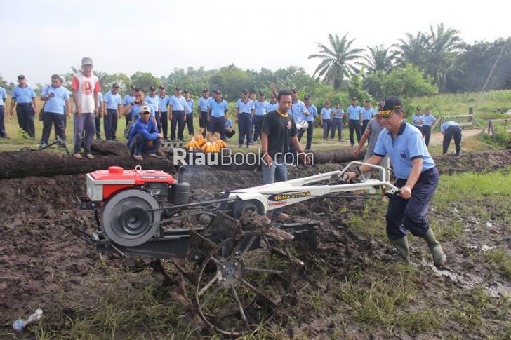 Danlanud Pekanbaru Bajak Sawah, Begini Ceritanya