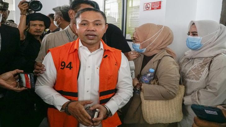 Orang Misterius Jemput Uang dengan Sandi 'Volcom' untuk Gubernur Wahid