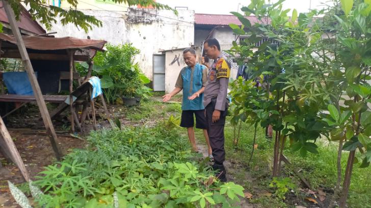 Bhabinkamtibmas Sukaramai Sambangi Warga, Ajak Manfaatkan Pekarangan untuk Penguatan  Ketahanan Pangan