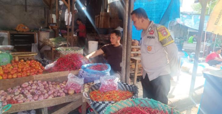 Bhabinkamtibmas Kota Baru Sambangi Pedagang Pasar Agus Salim, Pantau Stok  dan Harga Bahan Pangan Salim