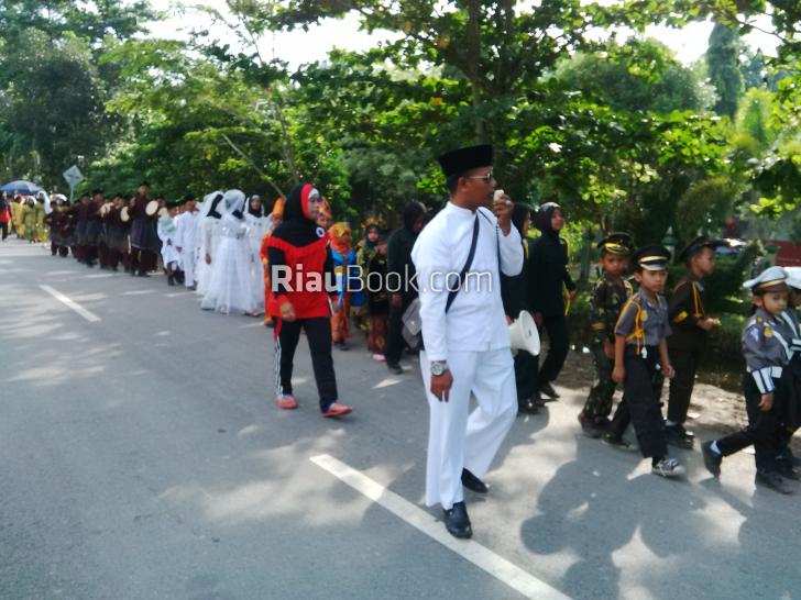Peringati Sumpah Pemuda, SD di Siak Gelar Jalan Santai