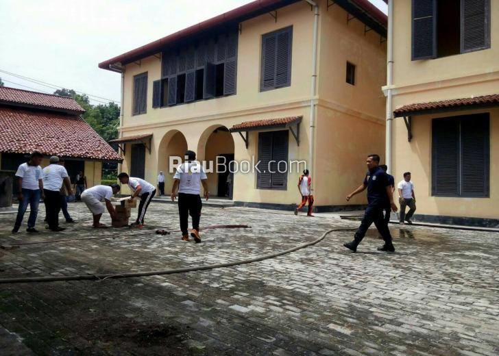 MPKS Gelar Baksos Bersihkan Bangunan Sejarah Siak