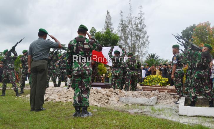 Jenazah Sertu Bayu Tempati Makam ke-11 TMP Damai Sentosa Dumai