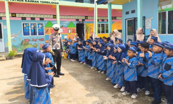 Tingkatkan Pengetahuan Anak Tentang Rambu Lalu Lintas, Satlantas Polres Inhil Sosialisasi di TK Faturrahman