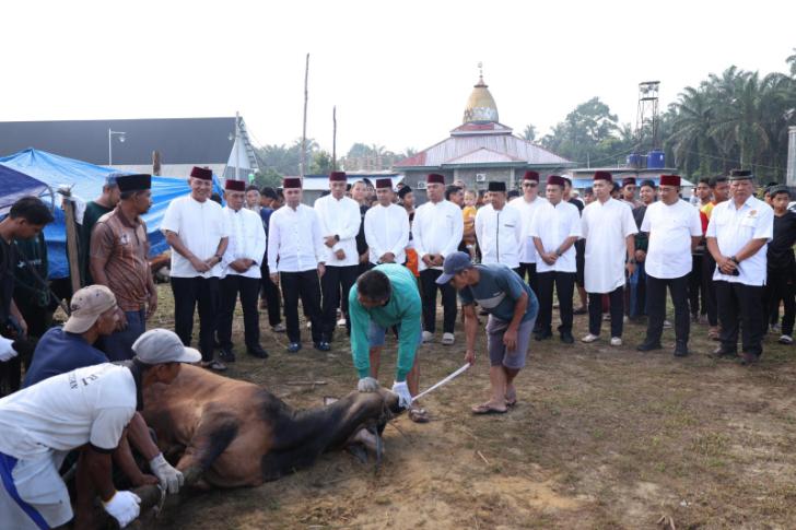 Kapolri dan Kapolda Riau Berkurban di Ponpes UAS, Daging Disalurkan ke Masyarakat Pinggiran Kota