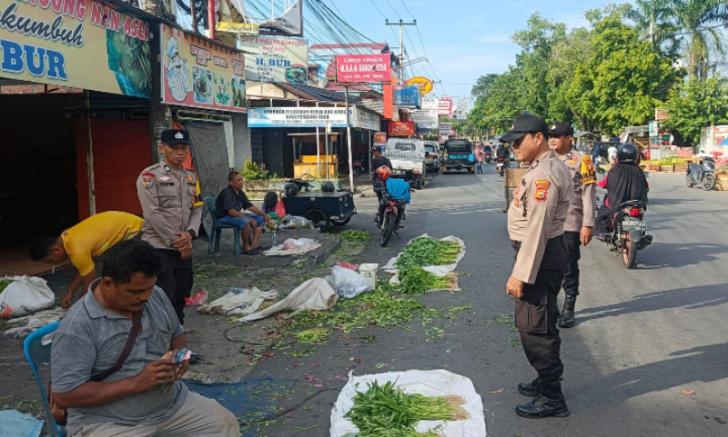 Personel Polsek Pekanbaru Kota Patroli Pasar Agus Salim, Pantau Ketersediaan Pangan dan Jaga Keamanan Pedagang