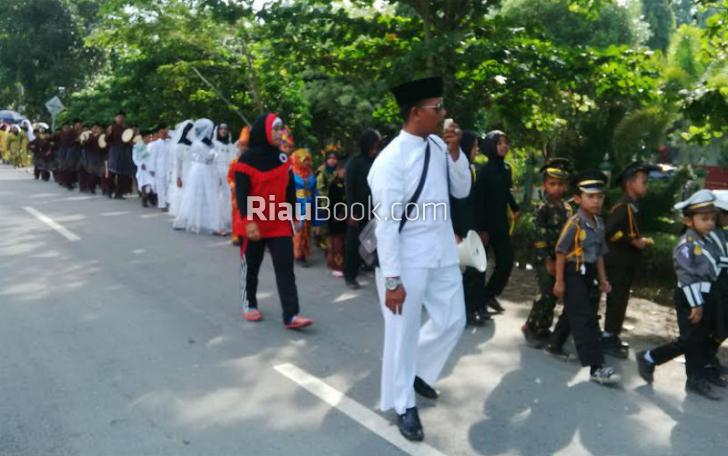 Jalan Santai, Ratusan Siswa Sekolah Dasar di Siak Promosi Budaya Melayu