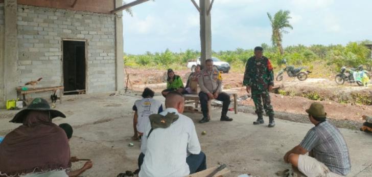 Sambang Warga, Bhabinkamtibmas Penyuluhan Kamtibmas kepada Pekerja Kebun