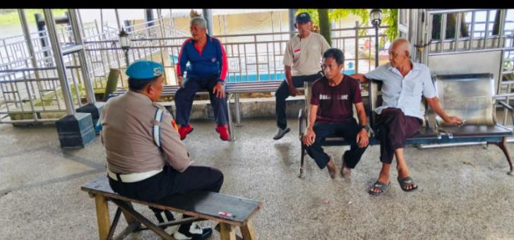 Polisi Sampaikan Pesan Kamtibmas kepada Pedagang dan Penumpang Kapal di Pelabuhan