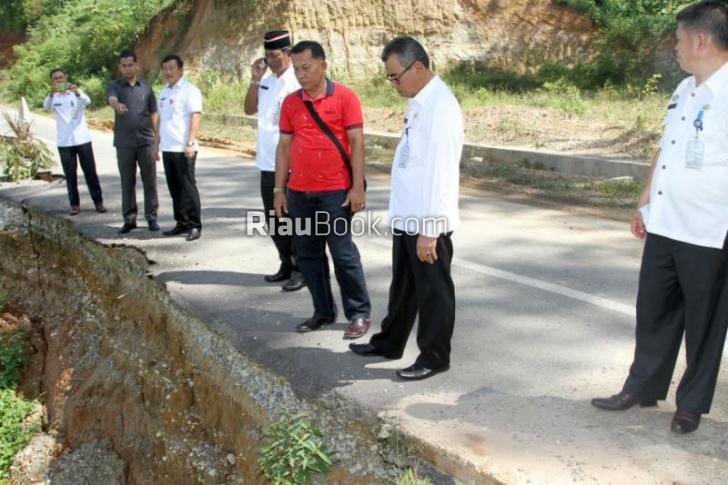 Rawan Longsor, Bupati Minta Bina Marga Normalisasi Sungai Kuantan