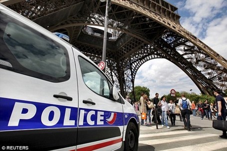 Ada 'Bom' Polisi Prancis Evakuasi Pengunjung Menara Eiffel