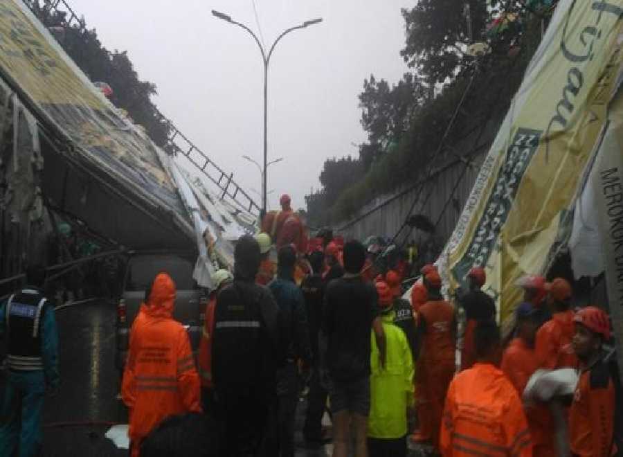 Ahok Minta Maaf, Ini yang Dilakukannya Agar Jembatan Penyeberangan Tak Ambruk Lagi