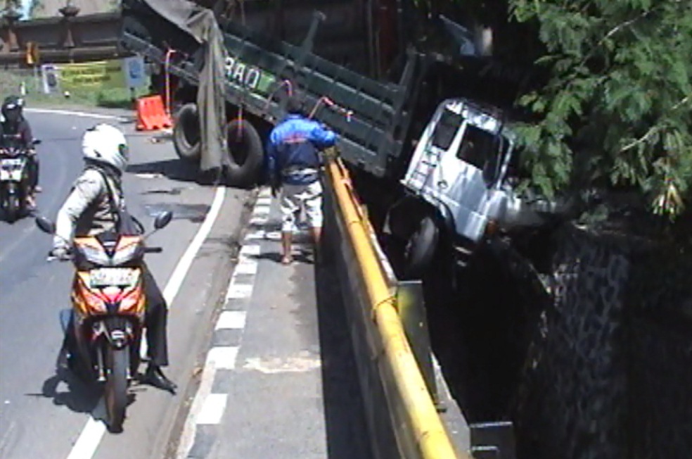 Akibat Kelalain Pengemudi dan Diduga Rem Blong, Mobil Hino Tronton Terjun Bebas ke Sungai