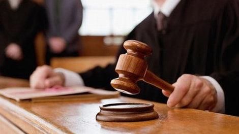 Armaini Menangis Divonis Bebas