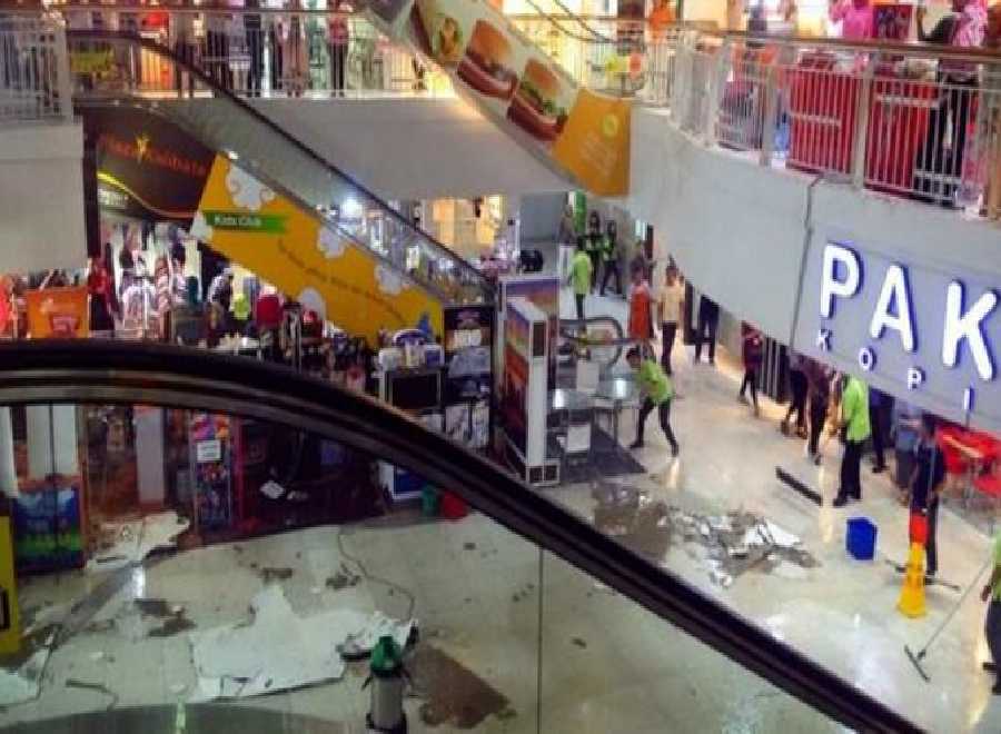 Atap Plaza di Jakarta Runtuh Diterpa Hujan Lebat, Alhamdulillah Tak Ada Korban