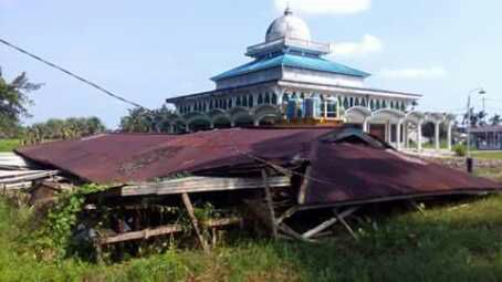 Bangunan Bekas Mesjid Ambruk dan Beberapa Rumah Warga Rusak Diterpa Angin