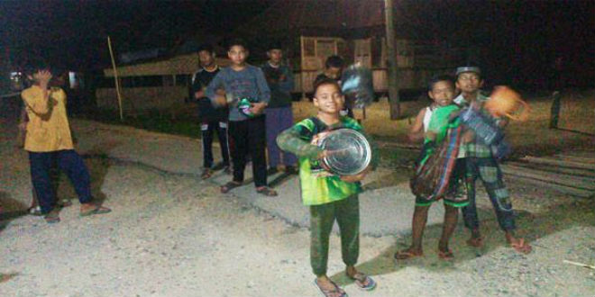 Bawa Kentongan Masyarakat Rohul Keliling Kampung saat Jam Sahur