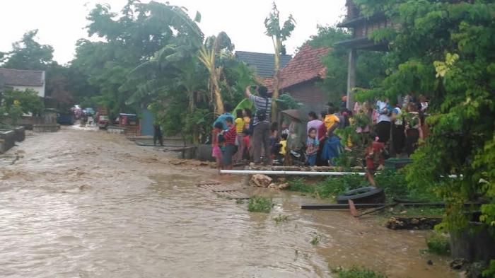 Bencana Banjir Bandang di Jawa Tengah, Ribuan Warga Dievakuasi dengan Perahu Karet