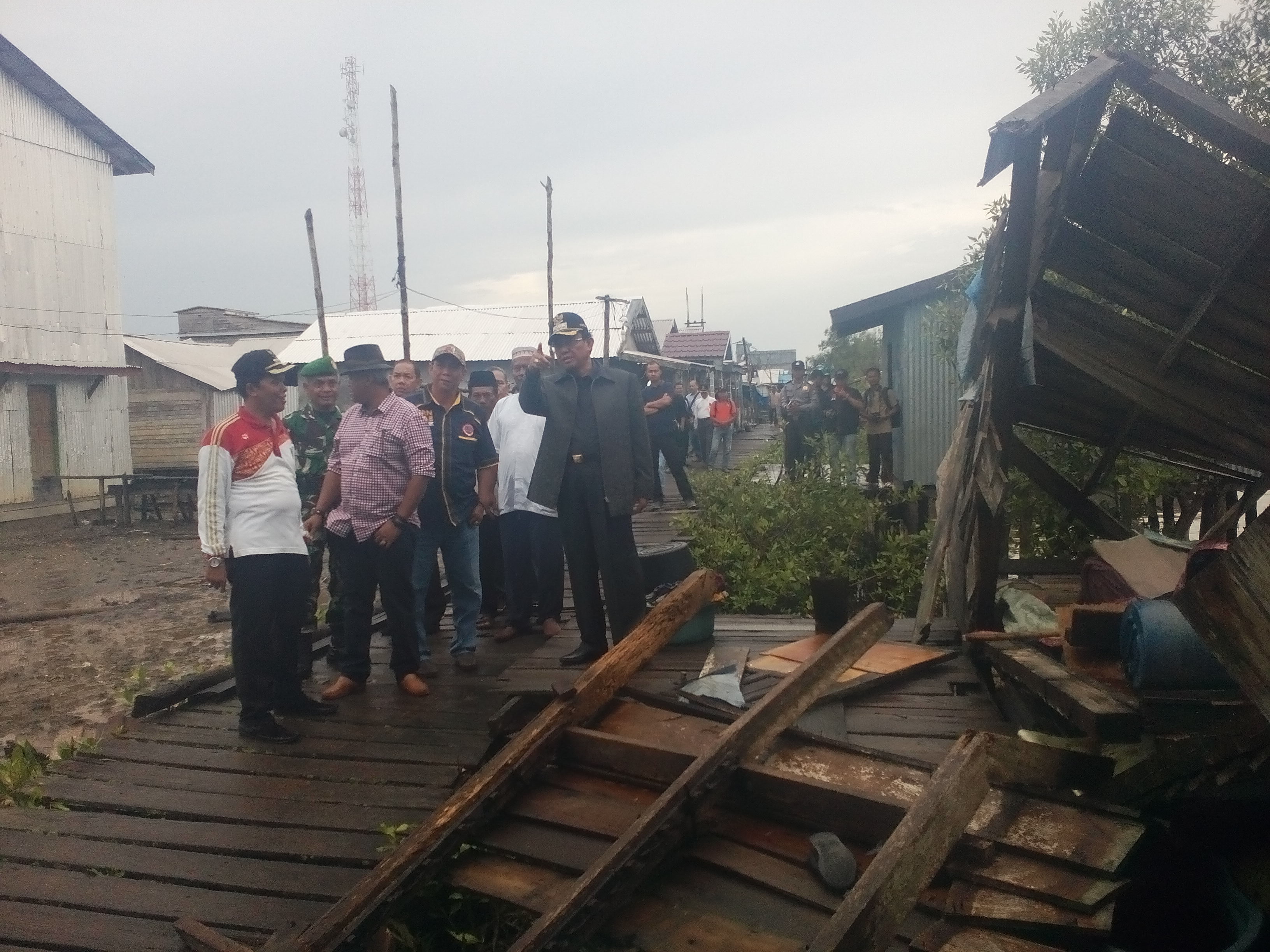 Bupati Inhil Tinjau Korban Angin Puting Beliung dan Serahkan Bantuan