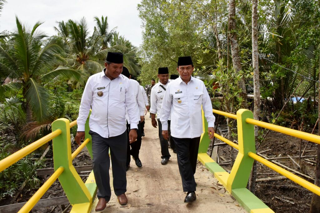 Bupati Wardan Resmikan Jembatan yang Menghubungkan 3 Desa di Kecamatan Reteh