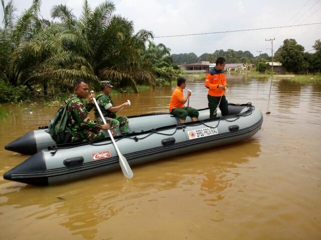 Danramil 09/LGM Monitoring Debit Air di Sepanjang Aliran Sungai Kampar