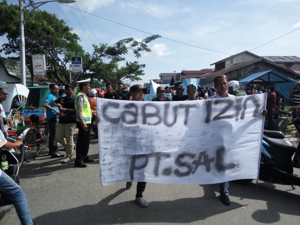 Demo Kantor Bupati, Warga Pungkat Desak Cabut Izin PT. Sal