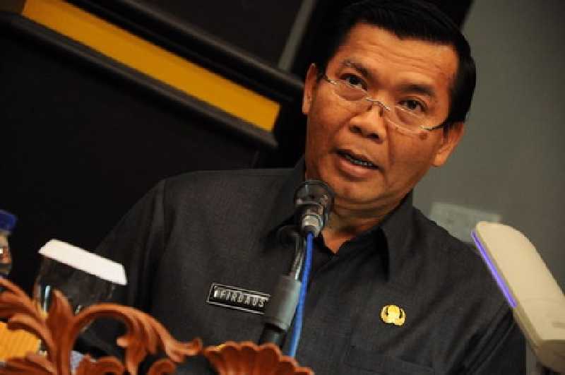 Di Hadapan Jefry Noer, Firdaus Serahkan Makanan dan Popok Bayi untuk Korban Banjir Kampar