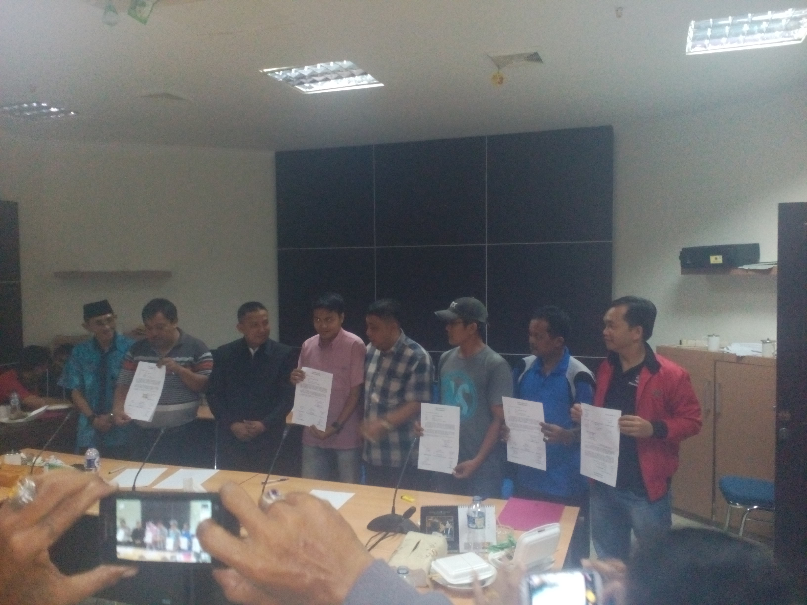 Di Hadapan Puluhan Awak Media, Wakil Ketua DPRD Inhil Sampaikan Permohonan Maaf
