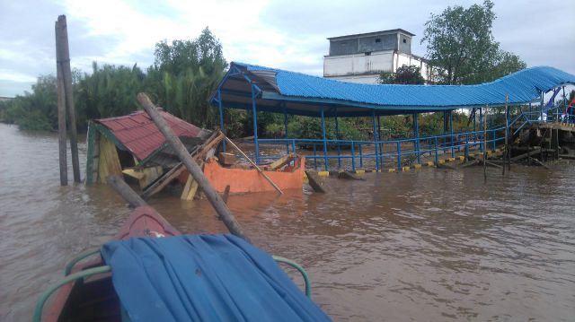 Diterpa Angin Kencang, Pelabuhan Depan Kantor Camat Pelangiran Inhil Ambruk