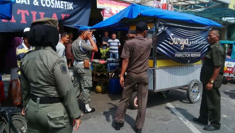 Dilarang Berjualan, Pedagang Gorengan Minta Satpol PP Borong Dagangannya