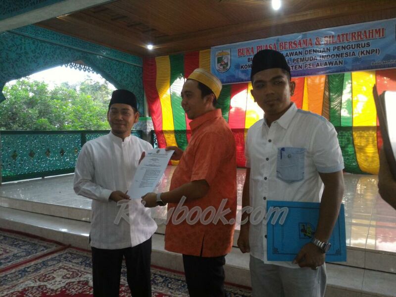 DPD KNPI Riau Serahkan SK DPD KNPI Pelalawan, Adi Sukemi Resmi Ketua