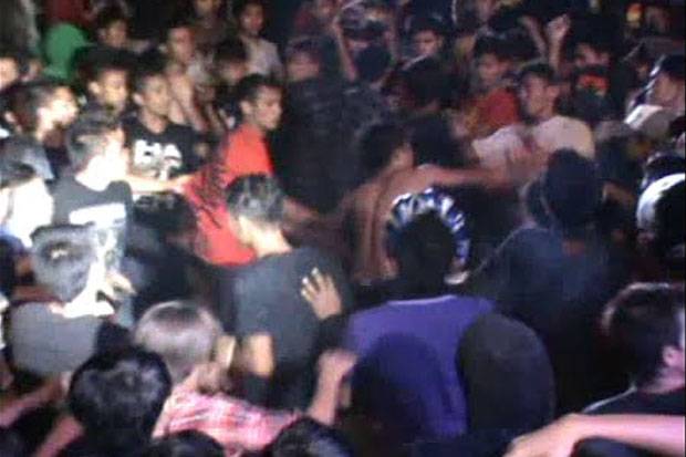 Dua Kelompok Remaja Bentrok Saat Konser Grup Band di Dumai
