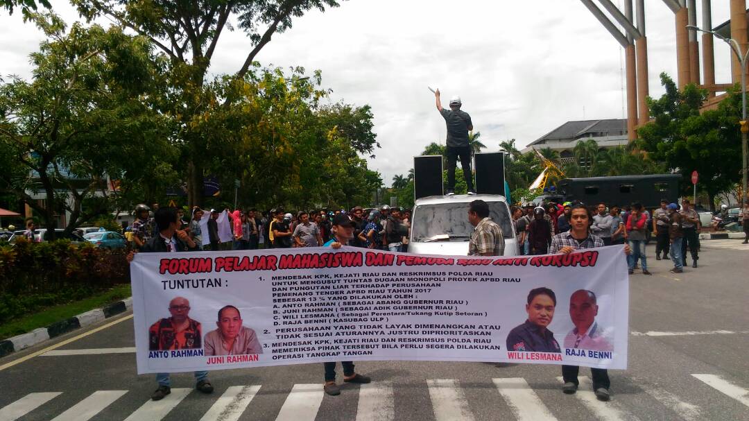 Dugaan Korupsi dan Pungli di Riau, Massa Demo di Depan Polda Riau