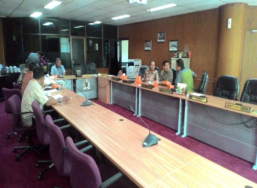 Duh, Hearing Disdik Riau di Gedung DPRD Cuma Dihadiri 4 Legislator