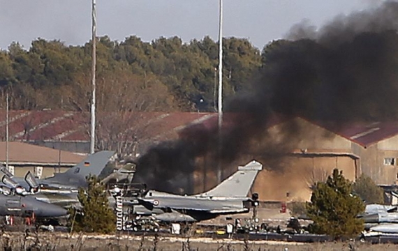 Jet Tempur F-16 Tabrak Pesawat Parkir, 10 Tewas