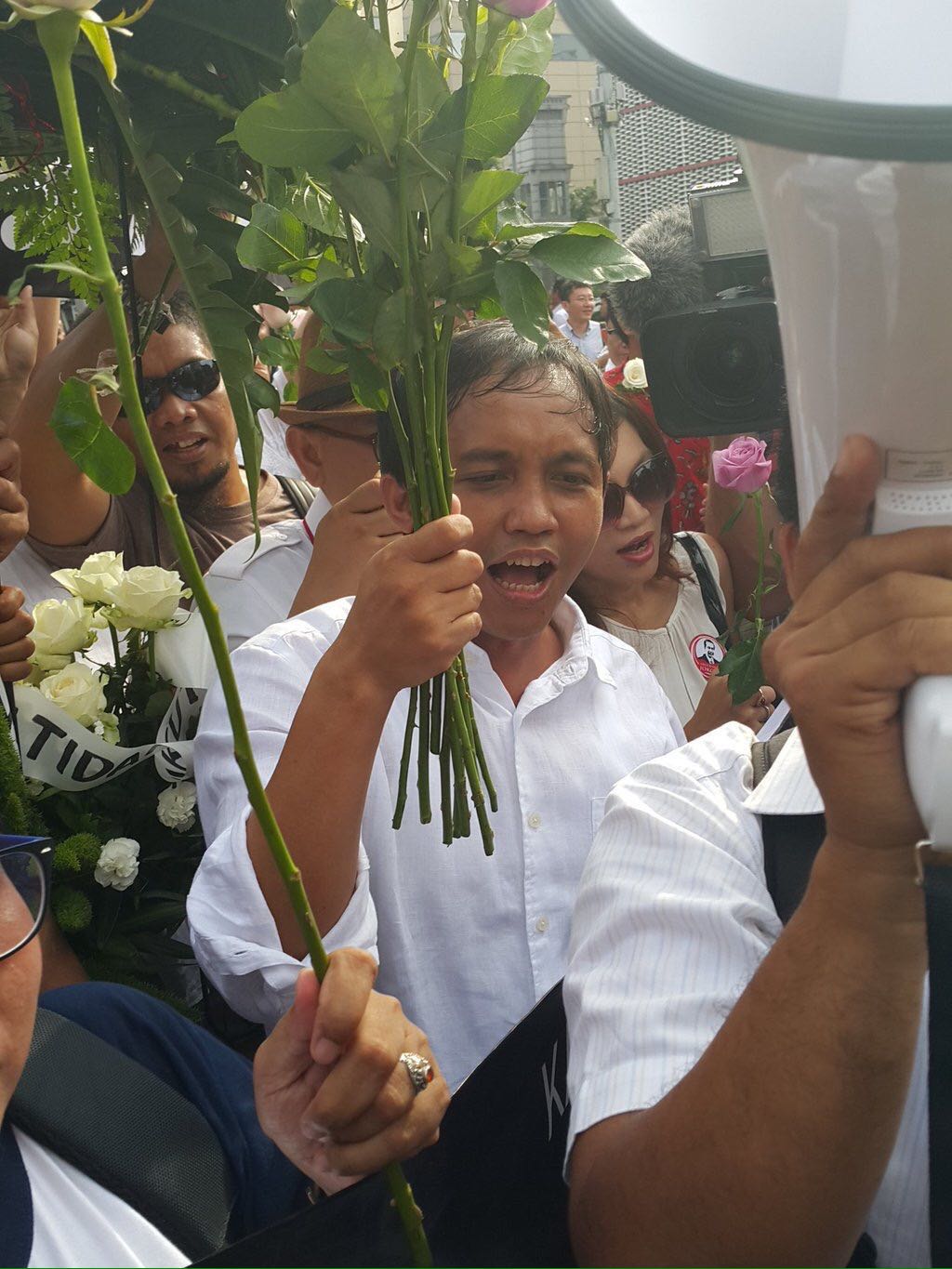 Gerakan 'Kami Tidak Takut' Tabur Bunga di Sarinah
