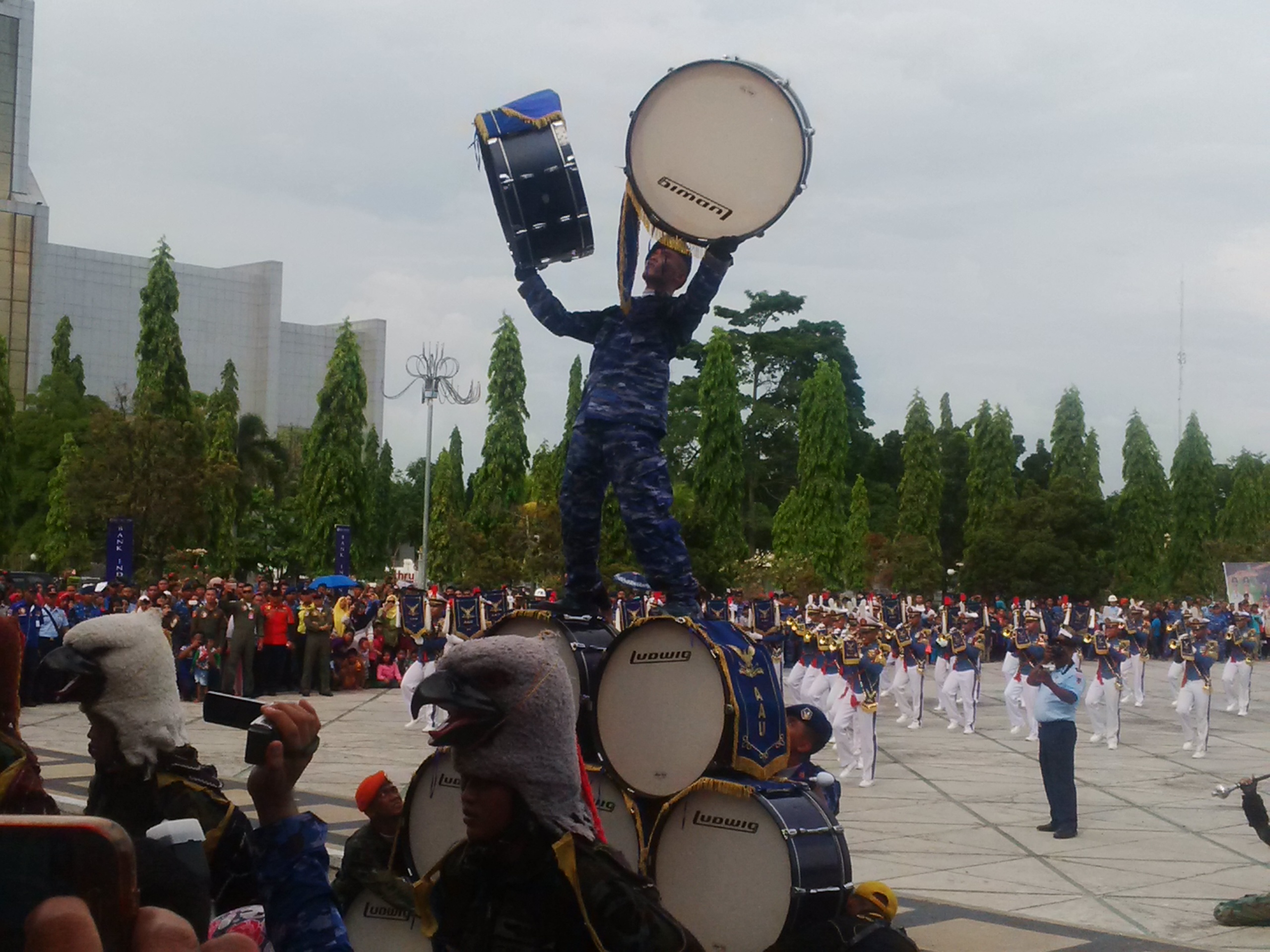 Gubernur Riau Saksikan Langsung Repling TNI AU dan Marching Band Gita Dirgantara