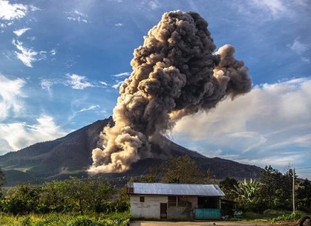 Gunung Gamalama Meletus, Bandara Ternate Ditutup