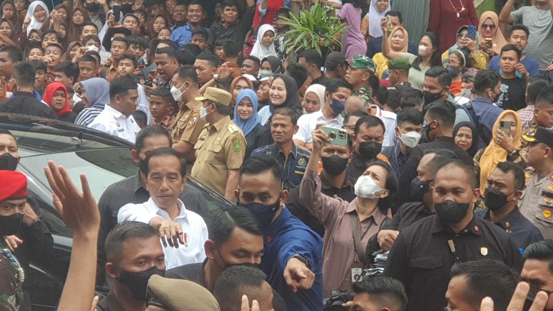 Hari ke 2, Presiden Jokowi Bagi-bagi Bansos di Dumai